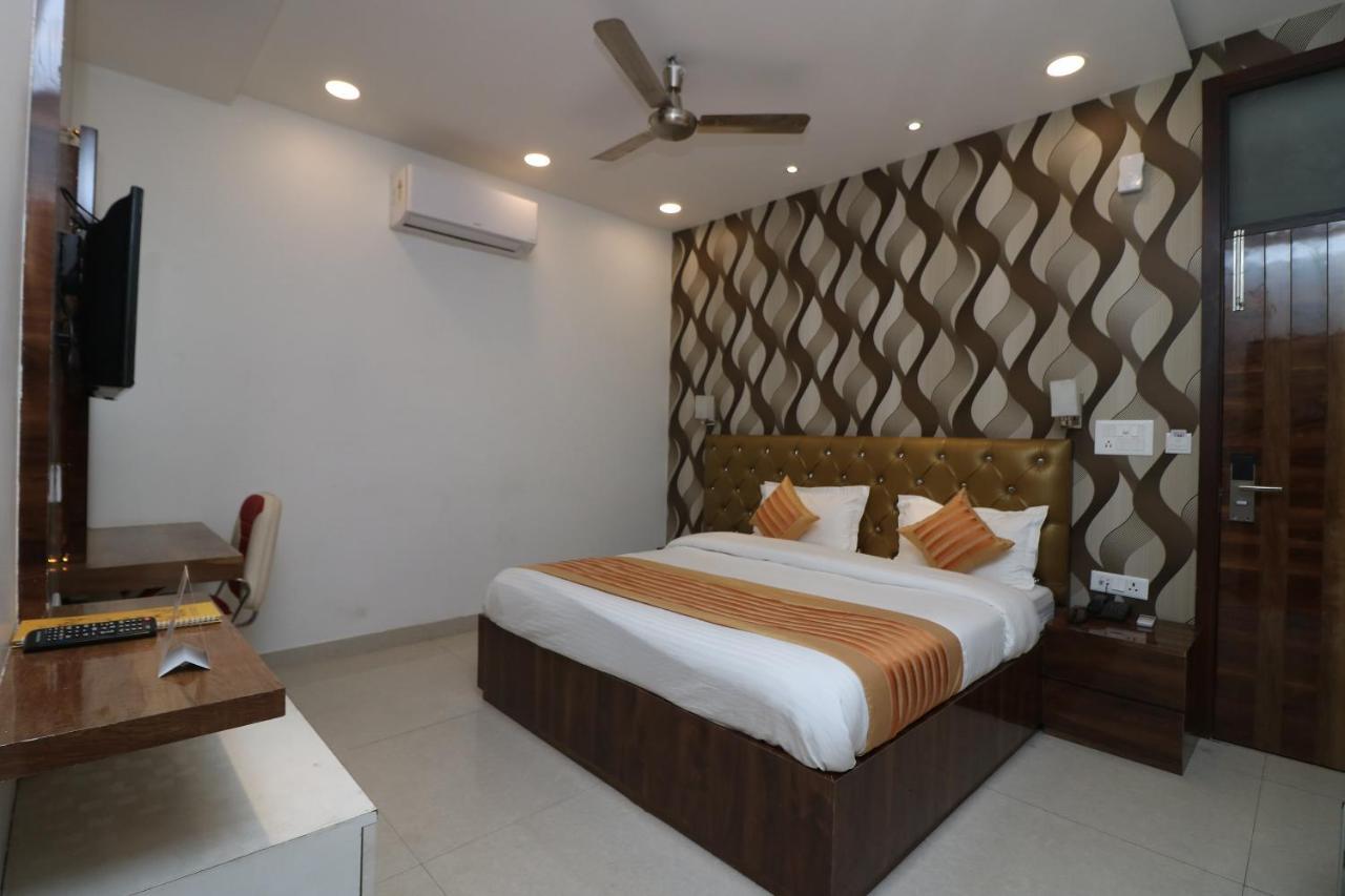 Oyo 9999 Hotel La Wisteria Delhi (National Capital Territory of India) Exterior foto